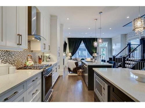 423 23 Avenue Nw, Calgary, AB - Indoor Photo Showing Kitchen With Upgraded Kitchen