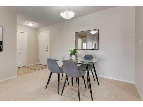 2405-505 Railway Street West, Cochrane, AB - Indoor Photo Showing Dining Room