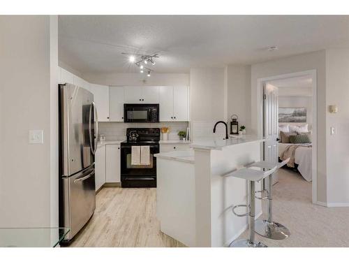 2405-505 Railway Street West, Cochrane, AB - Indoor Photo Showing Kitchen