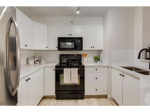 2405-505 Railway Street West, Cochrane, AB - Indoor Photo Showing Kitchen With Double Sink