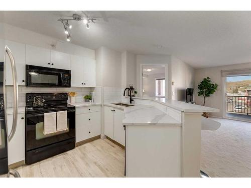 2405-505 Railway Street West, Cochrane, AB - Indoor Photo Showing Kitchen With Double Sink