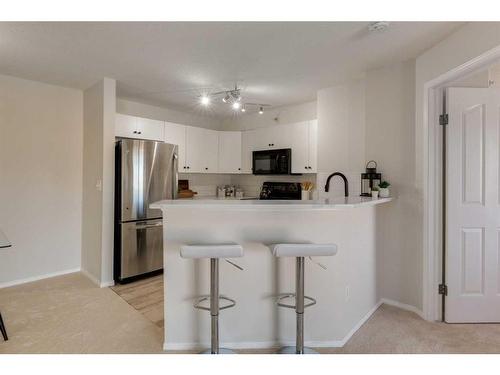 2405-505 Railway Street West, Cochrane, AB - Indoor Photo Showing Kitchen With Upgraded Kitchen