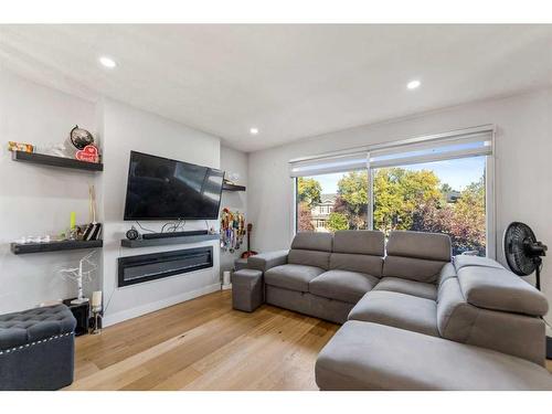 4803 60 Street, Calgary, AB - Indoor Photo Showing Living Room