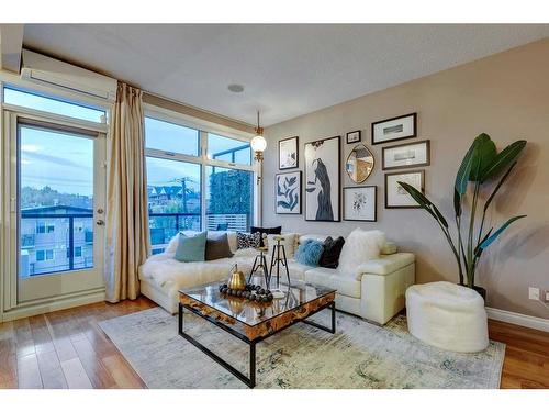 303-41 6 Street Ne, Calgary, AB - Indoor Photo Showing Living Room