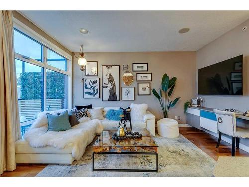 303-41 6 Street Ne, Calgary, AB - Indoor Photo Showing Living Room