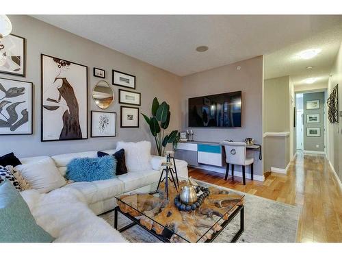 303-41 6 Street Ne, Calgary, AB - Indoor Photo Showing Living Room