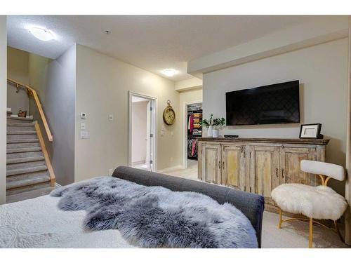 303-41 6 Street Ne, Calgary, AB - Indoor Photo Showing Bedroom