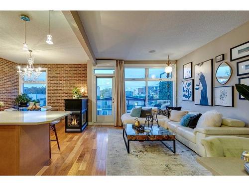 303-41 6 Street Ne, Calgary, AB - Indoor Photo Showing Living Room