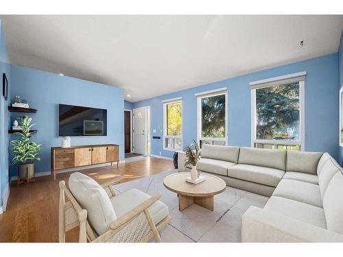 220 Templewood Road Ne, Calgary, AB - Indoor Photo Showing Living Room