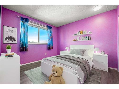 220 Templewood Road Ne, Calgary, AB - Indoor Photo Showing Bedroom