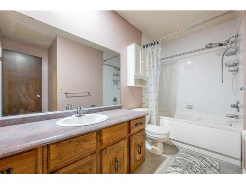 220 Templewood Road Ne, Calgary, AB - Indoor Photo Showing Bathroom