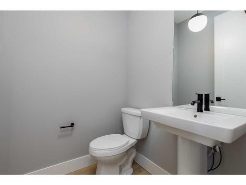 1209 Coopers Drive Sw, Airdrie, AB - Indoor Photo Showing Bathroom