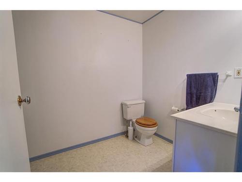 4530 2 Street East, Claresholm, AB - Indoor Photo Showing Bathroom