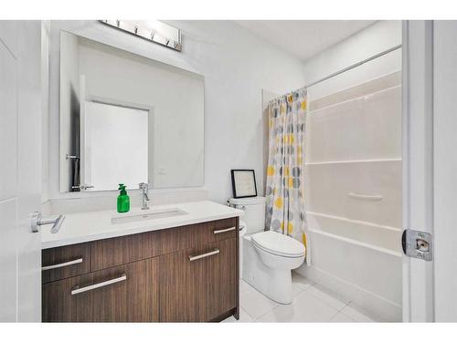 2338 Westmount Road Nw, Calgary, AB - Indoor Photo Showing Bathroom