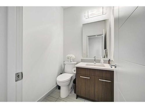 2338 Westmount Road Nw, Calgary, AB - Indoor Photo Showing Bathroom