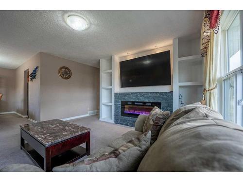 6527 23 Avenue Ne, Calgary, AB - Indoor Photo Showing Living Room With Fireplace