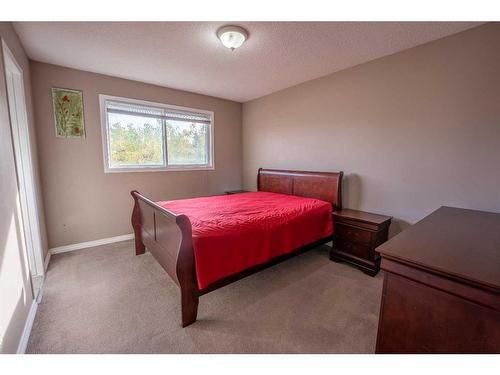 6527 23 Avenue Ne, Calgary, AB - Indoor Photo Showing Bedroom