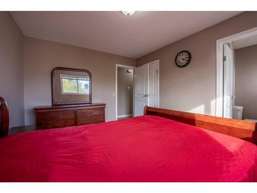 6527 23 Avenue Ne, Calgary, AB - Indoor Photo Showing Bedroom