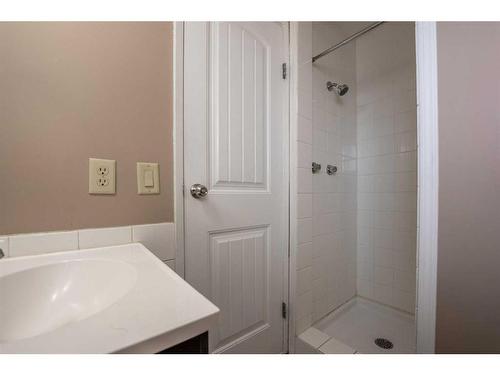 6527 23 Avenue Ne, Calgary, AB - Indoor Photo Showing Bathroom