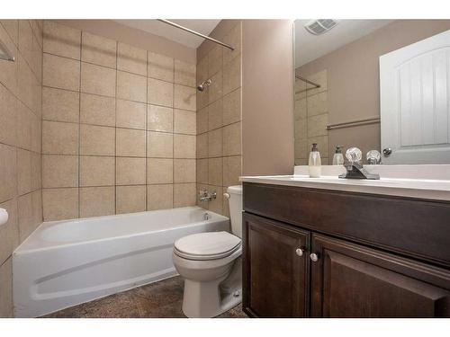 6527 23 Avenue Ne, Calgary, AB - Indoor Photo Showing Bathroom