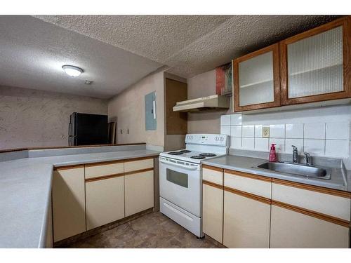 6527 23 Avenue Ne, Calgary, AB - Indoor Photo Showing Kitchen