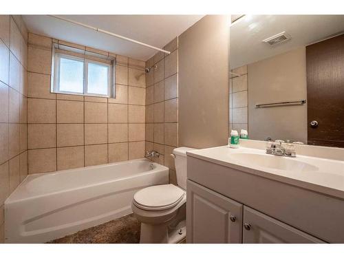 6527 23 Avenue Ne, Calgary, AB - Indoor Photo Showing Bathroom