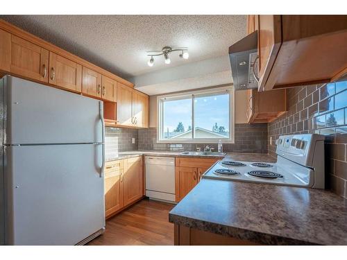 6527 23 Avenue Ne, Calgary, AB - Indoor Photo Showing Kitchen