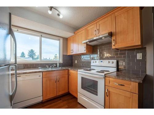 6527 23 Avenue Ne, Calgary, AB - Indoor Photo Showing Kitchen With Double Sink