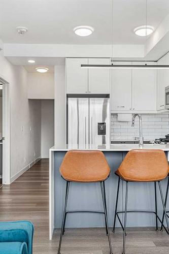 329-327 9A Street Nw, Calgary, AB - Indoor Photo Showing Kitchen With Double Sink