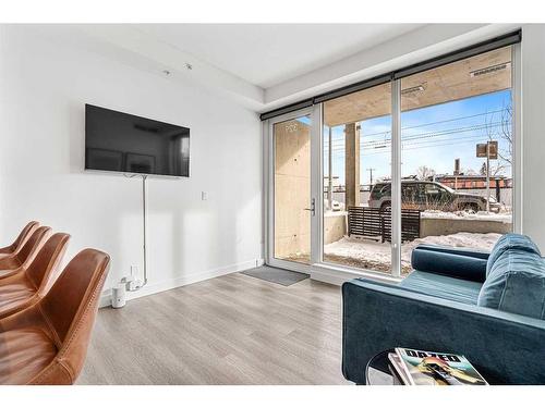 329-327 9A Street Nw, Calgary, AB - Indoor Photo Showing Living Room