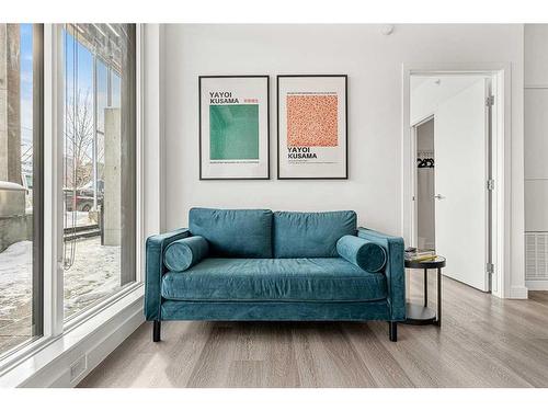 329-327 9A Street Nw, Calgary, AB - Indoor Photo Showing Living Room