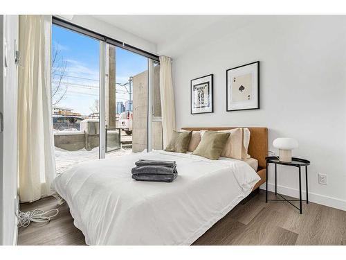 329-327 9A Street Nw, Calgary, AB - Indoor Photo Showing Bedroom