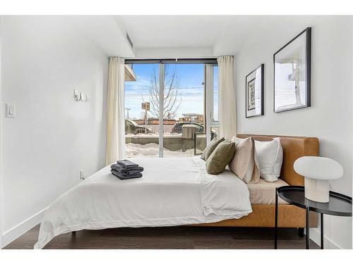 329-327 9A Street Nw, Calgary, AB - Indoor Photo Showing Bedroom