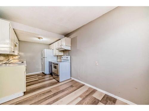 4-920 43 Street Se, Calgary, AB - Indoor Photo Showing Kitchen