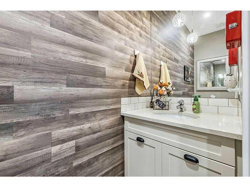 83 Masters Avenue Se, Calgary, AB - Indoor Photo Showing Bathroom