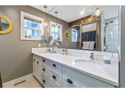 83 Masters Avenue Se, Calgary, AB - Indoor Photo Showing Bathroom