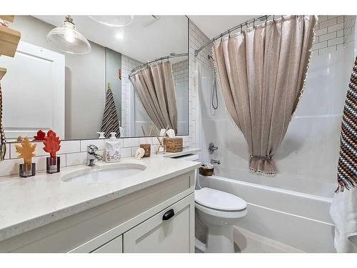 83 Masters Avenue Se, Calgary, AB - Indoor Photo Showing Bathroom