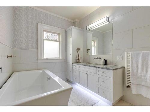 1933 5 Street Sw, Calgary, AB - Indoor Photo Showing Bathroom