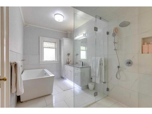 1933 5 Street Sw, Calgary, AB - Indoor Photo Showing Bathroom