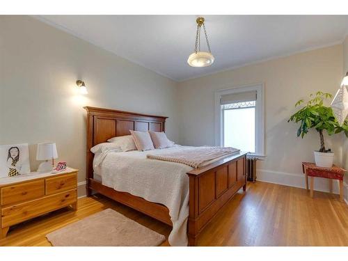 1933 5 Street Sw, Calgary, AB - Indoor Photo Showing Bedroom