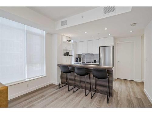 410-138 Waterfront Court Sw, Calgary, AB - Indoor Photo Showing Kitchen With Upgraded Kitchen