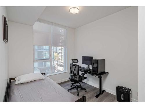 410-138 Waterfront Court Sw, Calgary, AB - Indoor Photo Showing Bedroom