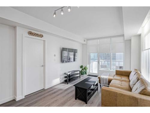 410-138 Waterfront Court Sw, Calgary, AB - Indoor Photo Showing Living Room