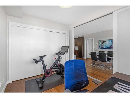 202-836 Royal Avenue Sw, Calgary, AB - Indoor Photo Showing Gym Room