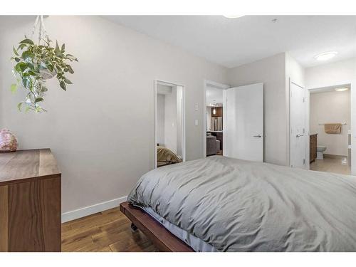 202-836 Royal Avenue Sw, Calgary, AB - Indoor Photo Showing Bedroom