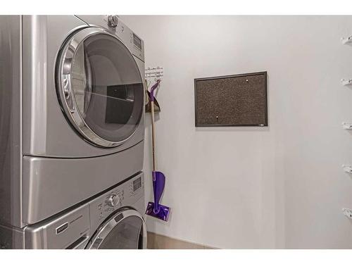 202-836 Royal Avenue Sw, Calgary, AB - Indoor Photo Showing Laundry Room