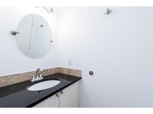 4546 7 Avenue Se, Calgary, AB - Indoor Photo Showing Bathroom