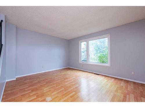 4546 7 Avenue Se, Calgary, AB - Indoor Photo Showing Other Room