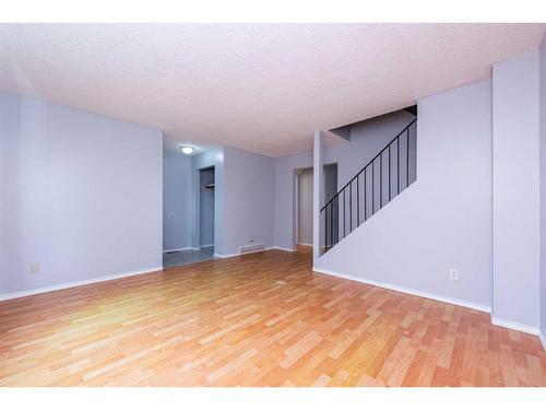 4546 7 Avenue Se, Calgary, AB - Indoor Photo Showing Other Room