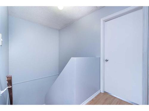 4546 7 Avenue Se, Calgary, AB - Indoor Photo Showing Other Room